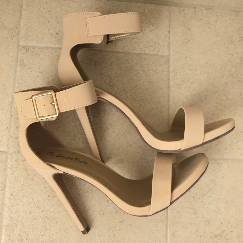 Women’s nude pumps